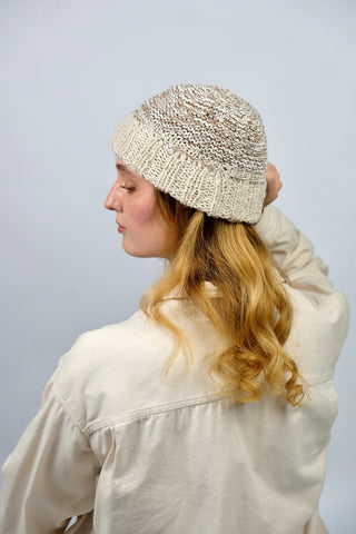 Handmade Beanie aus Creme und Braun meliertem Bändchengarn mit grob gestricktem Bündchen in Creme/Beige.