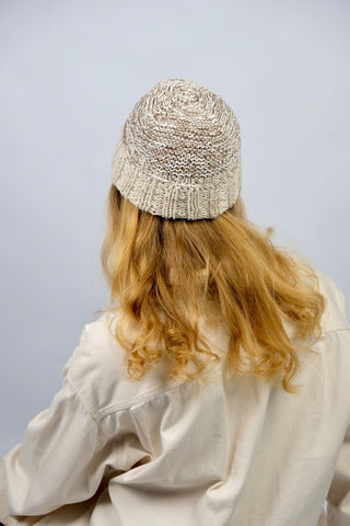 Handmade Beanie aus Creme und Braun meliertem Bändchengarn mit grob gestricktem Bündchen in Creme/Beige.
