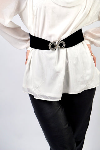 Handmade 70s Taillengürtel aus schwarzem Samt mit tollen Glitzersteinchen vorn und hinten – zwei mögliche Tragevarianten – wir empfehlen den Gürtel einer S oder der Zwischengröße S/M (bis Taillenumfang 72,5cm)