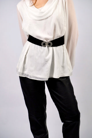 Handmade 70s Taillengürtel aus schwarzem Samt mit tollen Glitzersteinchen vorn und hinten – zwei mögliche Tragevarianten – wir empfehlen den Gürtel einer S oder der Zwischengröße S/M (bis Taillenumfang 72,5cm)