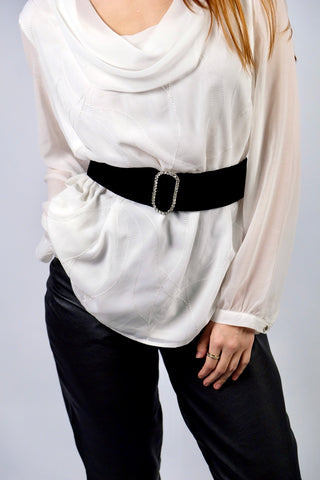 Handmade 70s Taillengürtel aus schwarzem Samt mit tollen Glitzersteinchen vorn und hinten – zwei mögliche Tragevarianten – wir empfehlen den Gürtel einer S oder der Zwischengröße S/M (bis Taillenumfang 72,5cm)