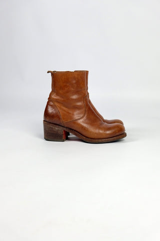 Cognacbraune Stiefeletten aus hochwertigem Echtleder von der Marke MOMA, made in Italy – die Marke ist für ihre traditionelle Handarbeit und feinstes Leder in tollem Vintage Look bekannt – Neupreis ca. 400€. Runder Stil, zeitloses Design und bequeme Passform. Mit Blockabsatz und Reißverschluss innen, Größe 37 – ein absolutes Highlight in gepflegtem gebrauchten Zustand