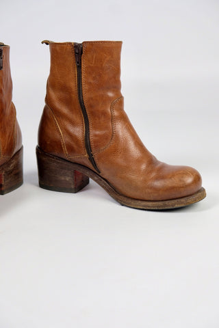 Cognacbraune Stiefeletten aus hochwertigem Echtleder von der Marke MOMA, made in Italy – die Marke ist für ihre traditionelle Handarbeit und feinstes Leder in tollem Vintage Look bekannt – Neupreis ca. 400€. Runder Stil, zeitloses Design und bequeme Passform. Mit Blockabsatz und Reißverschluss innen, Größe 37 – ein absolutes Highlight in gepflegtem gebrauchten Zustand