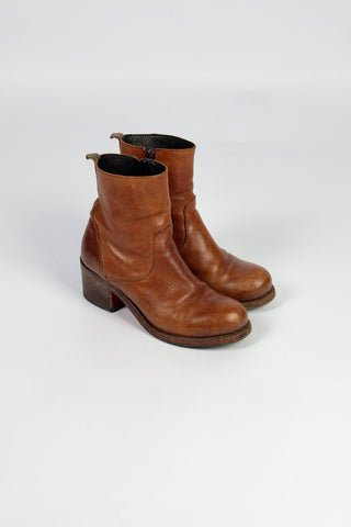 Cognacbraune Stiefeletten aus hochwertigem Echtleder von der Marke MOMA, made in Italy – die Marke ist für ihre traditionelle Handarbeit und feinstes Leder in tollem Vintage Look bekannt – Neupreis ca. 400€. Runder Stil, zeitloses Design und bequeme Passform. Mit Blockabsatz und Reißverschluss innen, Größe 37 – ein absolutes Highlight in gepflegtem gebrauchten Zustand