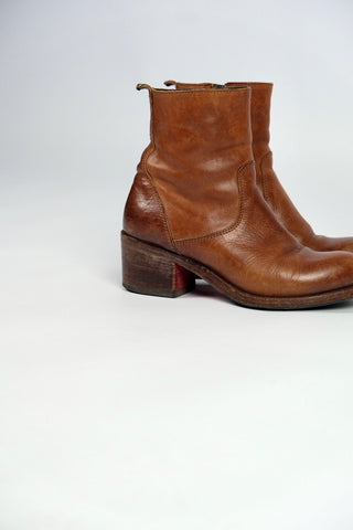 Cognacbraune Stiefeletten aus hochwertigem Echtleder von der Marke MOMA, made in Italy – die Marke ist für ihre traditionelle Handarbeit und feinstes Leder in tollem Vintage Look bekannt – Neupreis ca. 400€. Runder Stil, zeitloses Design und bequeme Passform. Mit Blockabsatz und Reißverschluss innen, Größe 37 – ein absolutes Highlight in gepflegtem gebrauchten Zustand