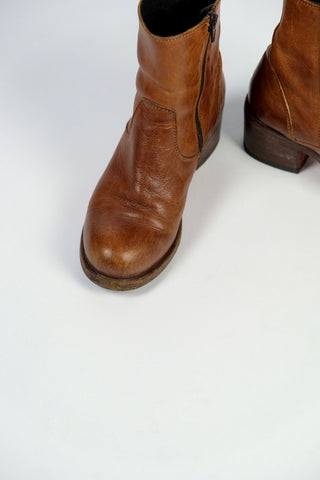 Cognacbraune Stiefeletten aus hochwertigem Echtleder von der Marke MOMA, made in Italy – die Marke ist für ihre traditionelle Handarbeit und feinstes Leder in tollem Vintage Look bekannt – Neupreis ca. 400€. Runder Stil, zeitloses Design und bequeme Passform. Mit Blockabsatz und Reißverschluss innen, Größe 37 – ein absolutes Highlight in gepflegtem gebrauchten Zustand