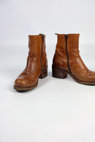 Cognacbraune Stiefeletten aus hochwertigem Echtleder von der Marke MOMA, made in Italy – die Marke ist für ihre traditionelle Handarbeit und feinstes Leder in tollem Vintage Look bekannt – Neupreis ca. 400€. Runder Stil, zeitloses Design und bequeme Passform. Mit Blockabsatz und Reißverschluss innen, Größe 37 – ein absolutes Highlight in gepflegtem gebrauchten Zustand