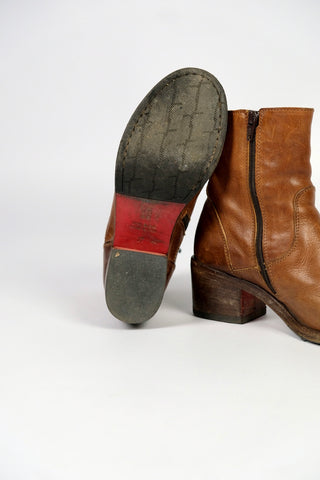 Cognacbraune Stiefeletten aus hochwertigem Echtleder von der Marke MOMA, made in Italy – die Marke ist für ihre traditionelle Handarbeit und feinstes Leder in tollem Vintage Look bekannt – Neupreis ca. 400€. Runder Stil, zeitloses Design und bequeme Passform. Mit Blockabsatz und Reißverschluss innen, Größe 37 – ein absolutes Highlight in gepflegtem gebrauchten Zustand