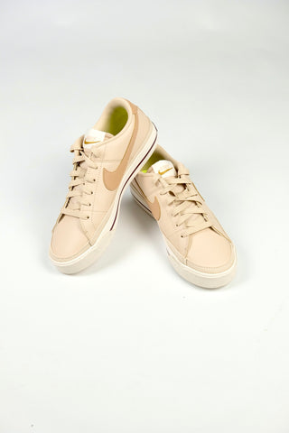 Nike Court Legacy Next Nature Kunstleder Sneaker in Beige – die Schuhe stammen aus zweiter Hand, befinden sich jedoch in ungetragenem Zustand (neu, nicht Vintage) – Größe 38 (US 7,5)