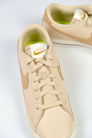 Nike Court Legacy Next Nature Kunstleder Sneaker in Beige – die Schuhe stammen aus zweiter Hand, befinden sich jedoch in ungetragenem Zustand (neu, nicht Vintage) – Größe 38 (US 7,5)