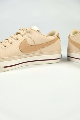 Nike Court Legacy Next Nature Kunstleder Sneaker in Beige – die Schuhe stammen aus zweiter Hand, befinden sich jedoch in ungetragenem Zustand (neu, nicht Vintage) – Größe 38 (US 7,5)