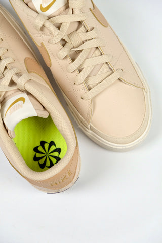 Nike Court Legacy Next Nature Kunstleder Sneaker in Beige – die Schuhe stammen aus zweiter Hand, befinden sich jedoch in ungetragenem Zustand (neu, nicht Vintage) – Größe 38 (US 7,5)