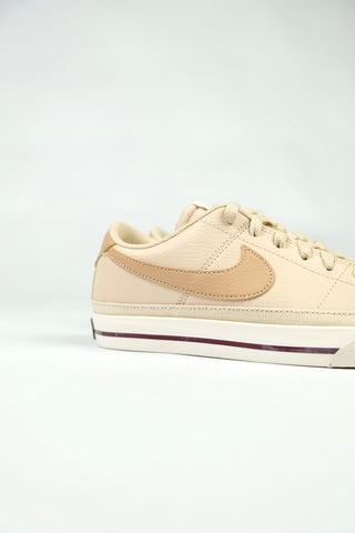 Nike Court Legacy Next Nature Kunstleder Sneaker in Beige – die Schuhe stammen aus zweiter Hand, befinden sich jedoch in ungetragenem Zustand (neu, nicht Vintage) – Größe 38 (US 7,5)