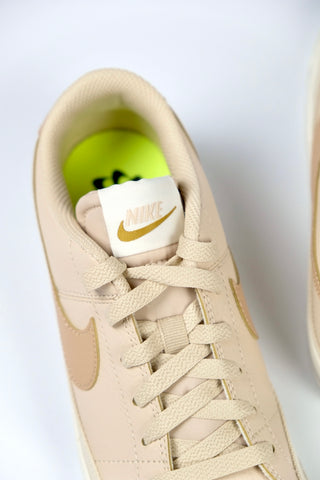 Nike Court Legacy Next Nature Kunstleder Sneaker in Beige – die Schuhe stammen aus zweiter Hand, befinden sich jedoch in ungetragenem Zustand (neu, nicht Vintage) – Größe 38 (US 7,5)