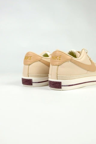 Nike Court Legacy Next Nature Kunstleder Sneaker in Beige – die Schuhe stammen aus zweiter Hand, befinden sich jedoch in ungetragenem Zustand (neu, nicht Vintage) – Größe 38 (US 7,5)
