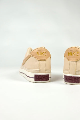 Nike Court Legacy Next Nature Kunstleder Sneaker in Beige – die Schuhe stammen aus zweiter Hand, befinden sich jedoch in ungetragenem Zustand (neu, nicht Vintage) – Größe 38 (US 7,5)