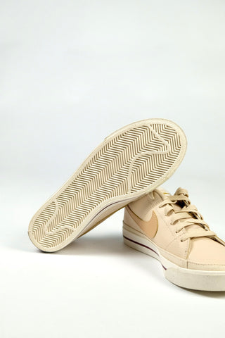 Nike Court Legacy Next Nature Kunstleder Sneaker in Beige – die Schuhe stammen aus zweiter Hand, befinden sich jedoch in ungetragenem Zustand (neu, nicht Vintage) – Größe 38 (US 7,5)