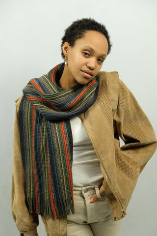 Weicher 90s unisex Schal mit Streifenmuster in Dunkelgrau, Hellgrau, Oliv, Orange, Blau und Beige