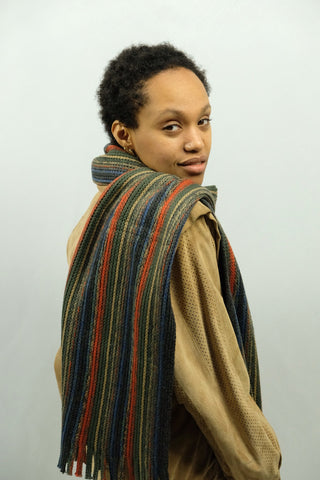Weicher 90s unisex Schal mit Streifenmuster in Dunkelgrau, Hellgrau, Oliv, Orange, Blau und Beige