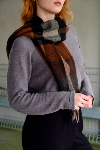 Hochwertiger 80s/90s Schal aus Kaschmir und Wolle mit Karomuster in Schwarz, Braun- und Grautönen – ein absolutes Highlight