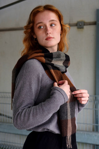 Hochwertiger 80s/90s Schal aus Kaschmir und Wolle mit Karomuster in Schwarz, Braun- und Grautönen – ein absolutes Highlight