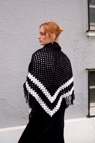 Handmade 70s Häkelschal in schwarz-weißem Design und dreieckiger Form mit Fransen – ein absolutes Highlight