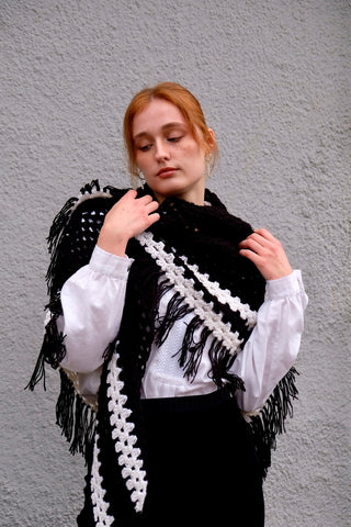 Handmade 70s Häkelschal in schwarz-weißem Design und dreieckiger Form mit Fransen – ein absolutes Highlight
