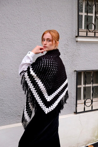 Handmade 70s Häkelschal in schwarz-weißem Design und dreieckiger Form mit Fransen – ein absolutes Highlight