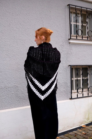 Handmade 70s Häkelschal in schwarz-weißem Design und dreieckiger Form mit Fransen – ein absolutes Highlight