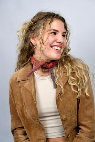 Handmade Minischal aus Wollgarn mit tollem Farbverlauf in Orange/Rost, Senf/Ocker, Mauve und Graubraun.