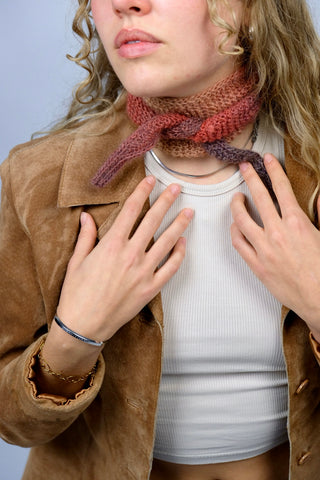 Handmade Minischal aus Wollgarn mit tollem Farbverlauf in Orange/Rost, Senf/Ocker, Mauve und Graubraun.