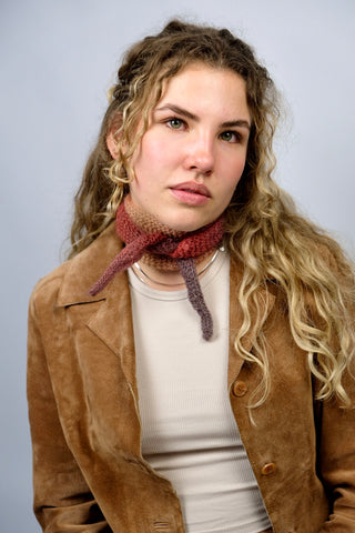 Handmade Minischal aus Wollgarn mit tollem Farbverlauf in Orange/Rost, Senf/Ocker, Mauve und Graubraun.