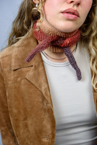 Handmade Minischal aus Wollgarn mit tollem Farbverlauf in Orange/Rost, Senf/Ocker, Mauve und Graubraun.