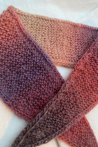 Handmade Minischal aus Wollgarn mit tollem Farbverlauf in Orange/Rost, Senf/Ocker, Mauve und Graubraun.