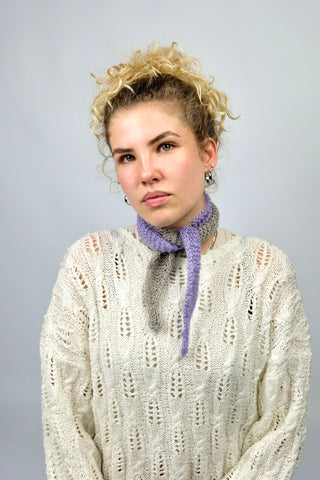 Handmade Minischal in zweifarbigem Design aus hellgrauem Acryl- und fliederfarbenem Mohair-Mix-Garn.