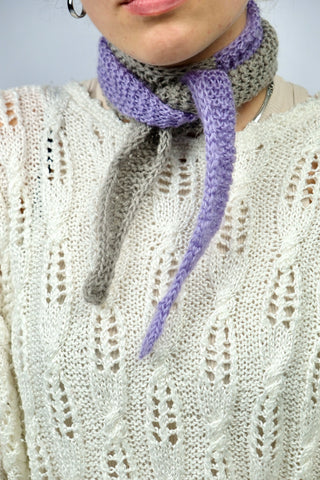 Handmade Minischal in zweifarbigem Design aus hellgrauem Acryl- und fliederfarbenem Mohair-Mix-Garn.