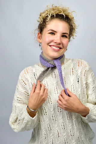 Handmade Minischal in zweifarbigem Design aus hellgrauem Acryl- und fliederfarbenem Mohair-Mix-Garn.