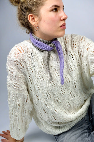 Handmade Minischal in zweifarbigem Design aus hellgrauem Acryl- und fliederfarbenem Mohair-Mix-Garn.