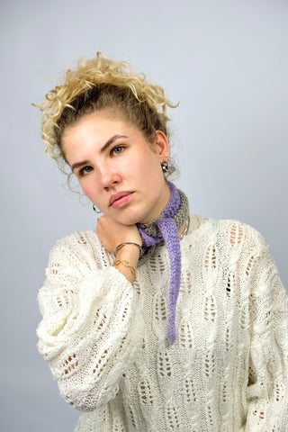 Handmade Minischal in zweifarbigem Design aus hellgrauem Acryl- und fliederfarbenem Mohair-Mix-Garn.