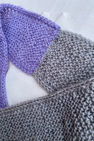 Handmade Minischal in zweifarbigem Design aus hellgrauem Acryl- und fliederfarbenem Mohair-Mix-Garn.