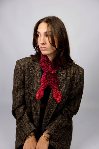 Handmade Minischal im Ascot-Stil aus Schurwolle-Mix-Garn mit Blatt-Details an den Enden sowie schönem Farbverlauf. Wird durch eine kleine Öffnung auf einer Seite gesteckt, um ihn sicher am Hals zu halten.