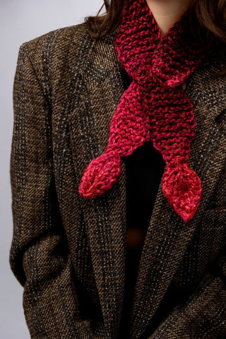 Handmade Minischal im Ascot-Stil aus Schurwolle-Mix-Garn mit Blatt-Details an den Enden sowie schönem Farbverlauf. Wird durch eine kleine Öffnung auf einer Seite gesteckt, um ihn sicher am Hals zu halten.