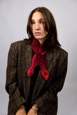 Handmade Minischal im Ascot-Stil aus Schurwolle-Mix-Garn mit Blatt-Details an den Enden sowie schönem Farbverlauf. Wird durch eine kleine Öffnung auf einer Seite gesteckt, um ihn sicher am Hals zu halten.