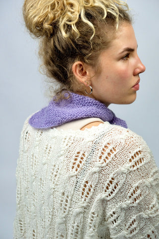 Handmade Halstuch aus fliederfarbenem Mohair-Mix-Garn mit Lochstrick-Details.