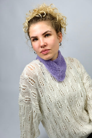 Handmade Halstuch aus fliederfarbenem Mohair-Mix-Garn mit Lochstrick-Details.