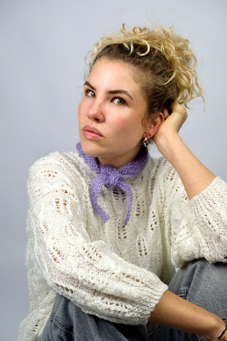 Handmade Halstuch aus fliederfarbenem Mohair-Mix-Garn mit Lochstrick-Details.