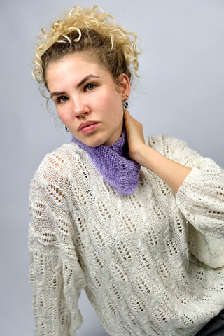 Handmade Halstuch aus fliederfarbenem Mohair-Mix-Garn mit Lochstrick-Details.