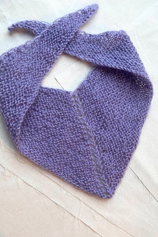 Handmade Halstuch aus fliederfarbenem Mohair-Mix-Garn mit Lochstrick-Details.