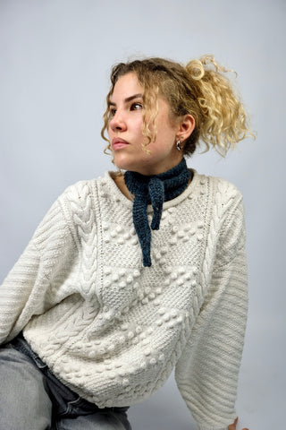 Handmade Minischal aus hochwertigem Garn (Baby Alpaka und Baumwolle), meliert in Grau und Blau.