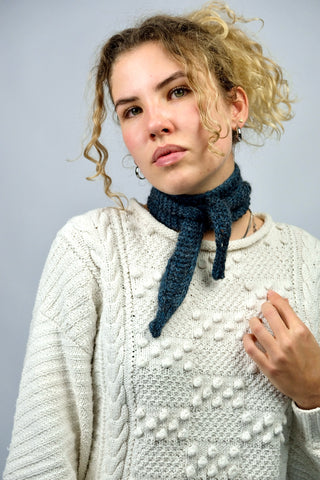 Handmade Minischal aus hochwertigem Garn (Baby Alpaka und Baumwolle), meliert in Grau und Blau.